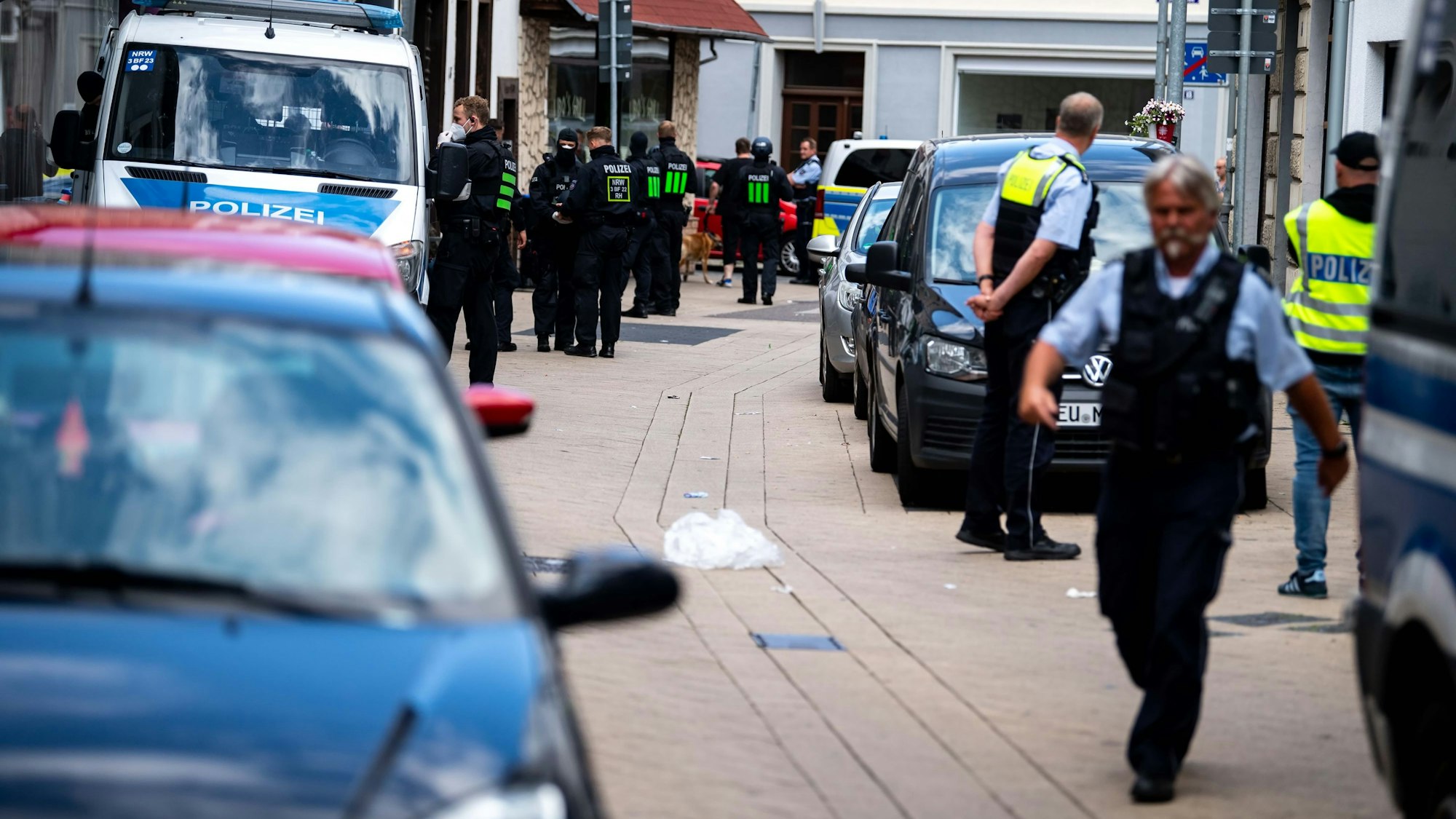Das Bild zeigt die Razzia im Viehplätzchen-Viertel. Zu sehen sind zahlreiche Polizisten.
