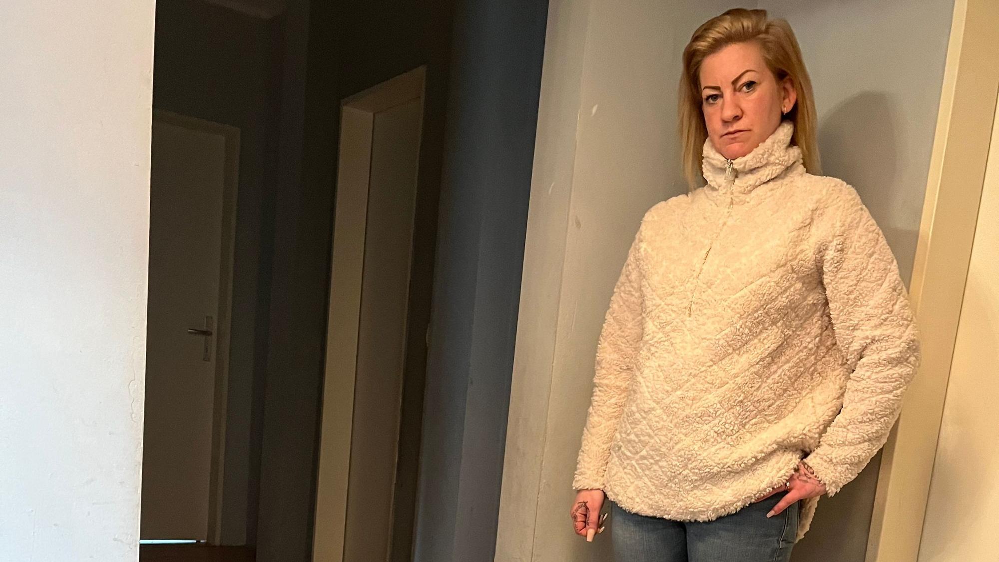 Die alleinerziehende Mutter Jacqueline W. steht in ihrer leergeräumten Wohnung.