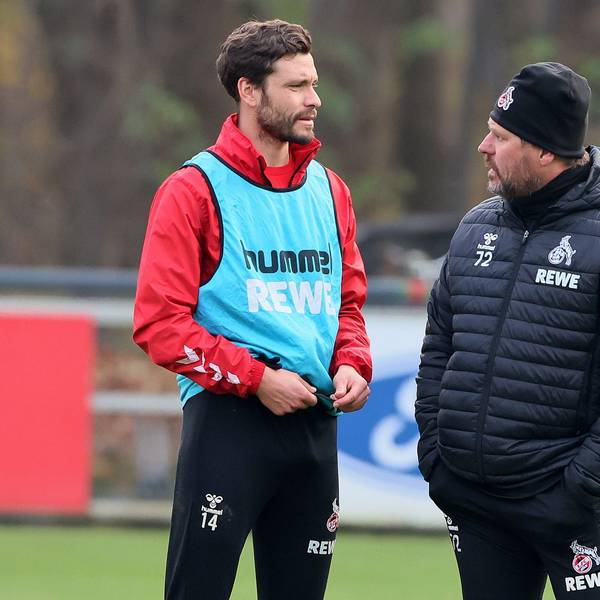 Jonas Hector Hector, Kapitän des 1. FC Köln, unterhält sich mit seinem Trainer Steffen Baumgart während des Trainings am Geißbockheim.