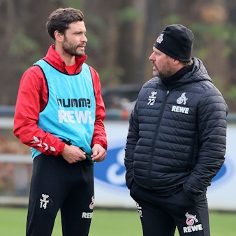 Jonas Hector Hector, Kapitän des 1. FC Köln, unterhält sich mit seinem Trainer Steffen Baumgart während des Trainings am Geißbockheim.
