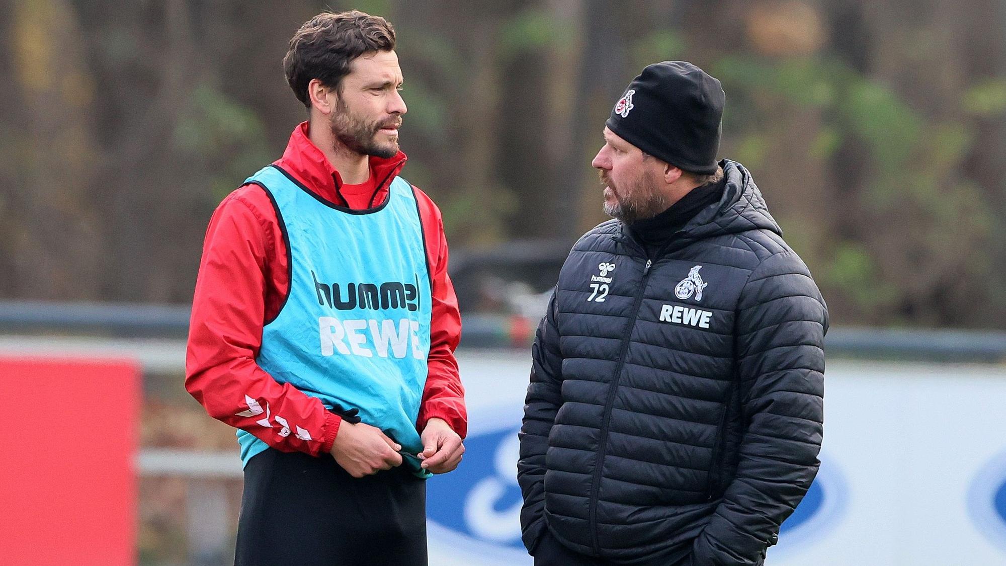 Jonas Hector Hector, Kapitän des 1. FC Köln, unterhält sich mit seinem Trainer Steffen Baumgart während des Trainings am Geißbockheim.