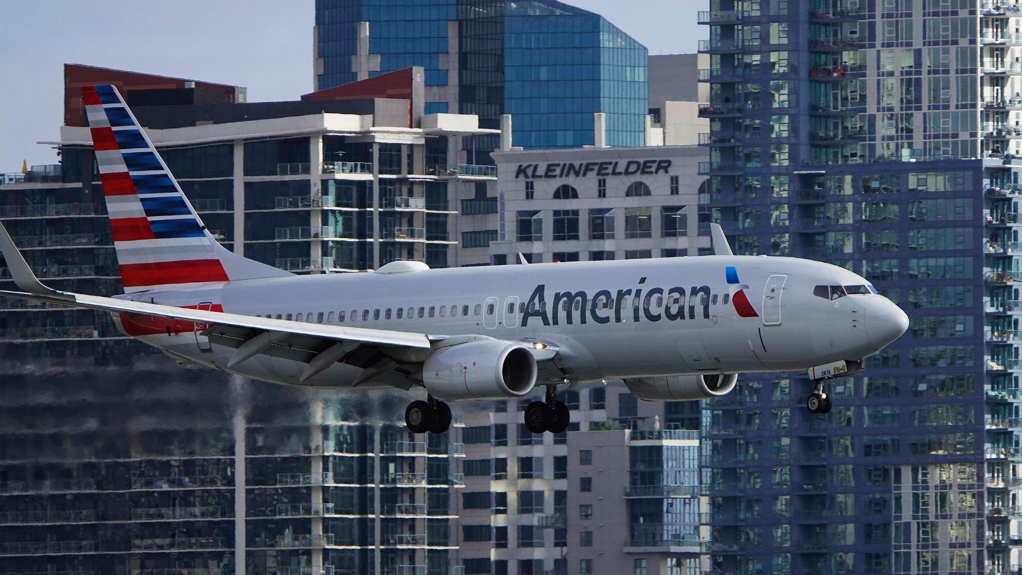 Ein Flugzeug vom Typ Boeing 737 der Fluglinie American Airlines beim Landeanflug. (Symbolbild)