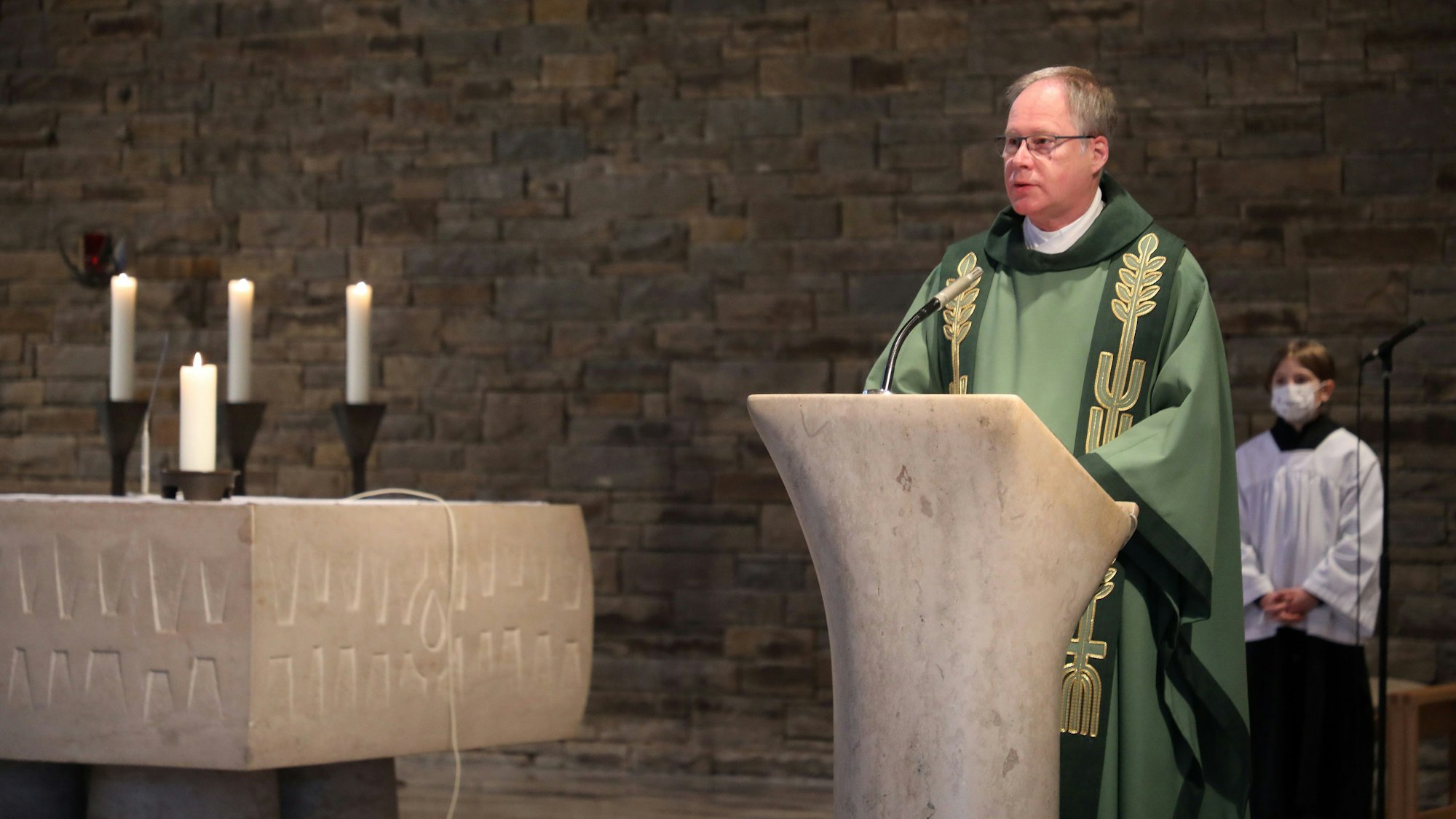 Pfarrer Wilhelm Darscheid steht am Ambo der katholischen Kirche in Bergisch Gladbach-Hand.