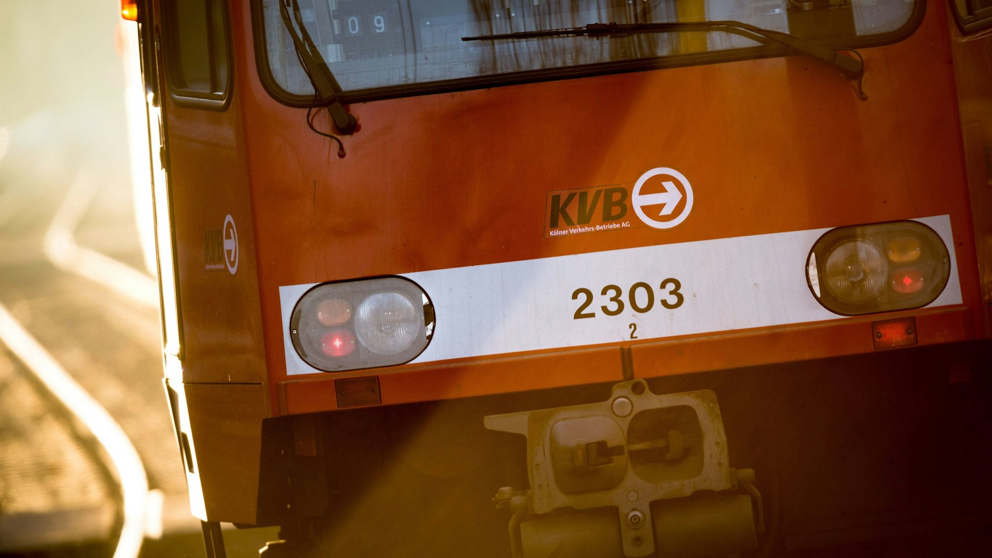 Eine KVB-Bahn auf Gleisen