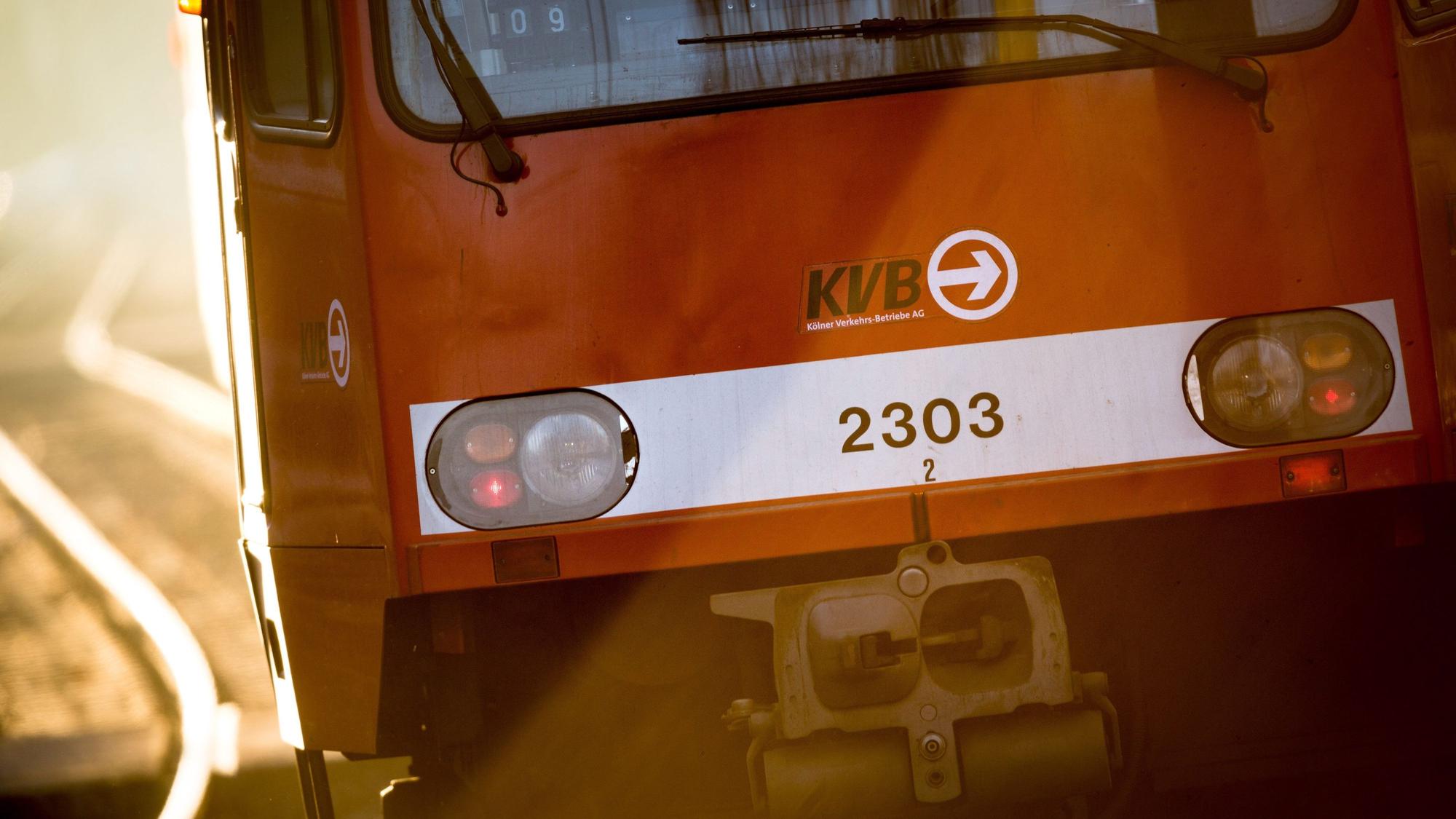 Eine Stadtbahn der Kölner Verkehrsbetriebe hat einen Radfahrer nahe dem Aachener Weiher erfasst. Mehrere Menschen wurden leicht verletzt. (Symbolbild)
