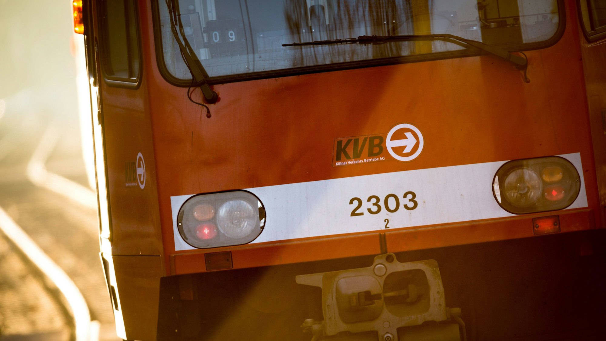 Eine Stadtbahn der Kölner Verkehrsbetriebe mit einem Stadtbahnwagen Typ B.