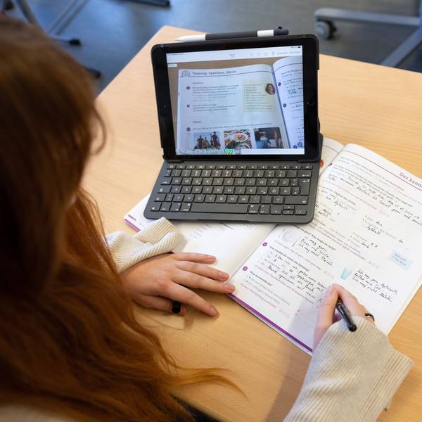 Eine Schülerin arbeitet beim Unterricht mit einem Tablet.