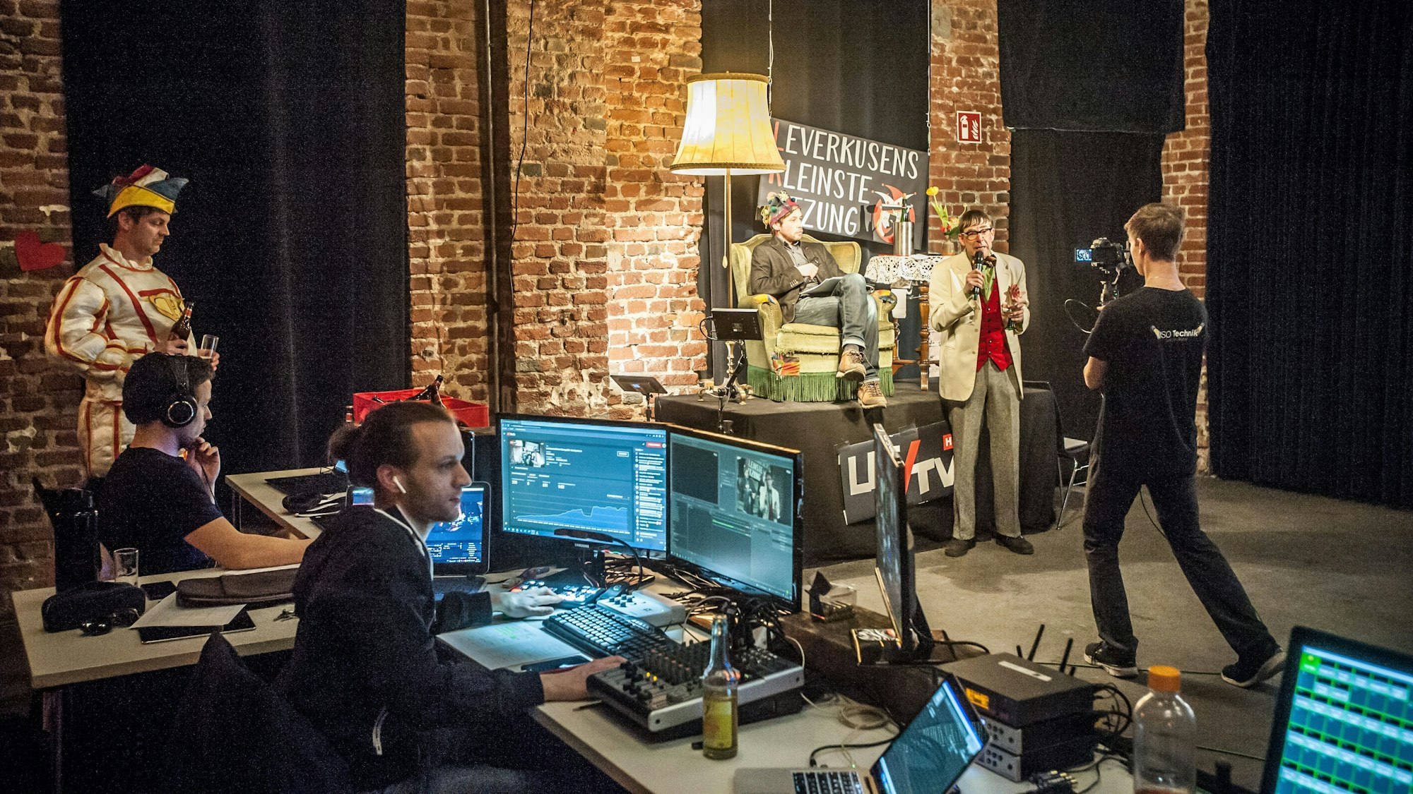 Das Team der LKS, Leverkusens Kleinste Sitzung, mit Moderator Günda am Mikrofon widmet sich 2023 dem Schatz der Nibelungen.