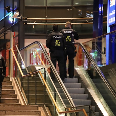 Bundespolizisten sind im Siegburger Bahnhof unterwegs.