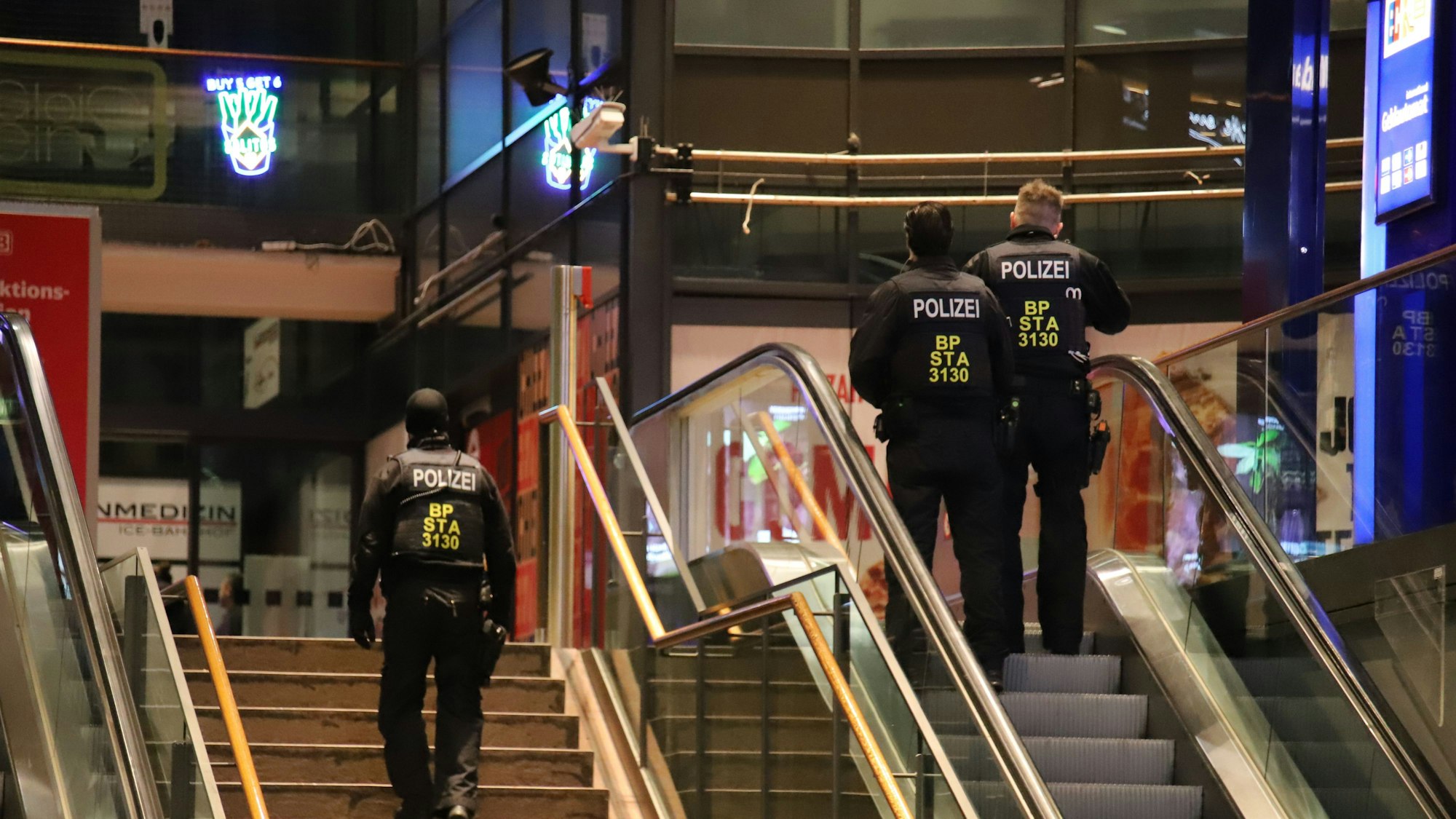 Bundespolizisten sind im Siegburger Bahnhof unterwegs.