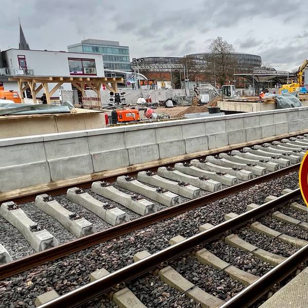 Ein ICE durchquert den Bahnhof Leverkusen-Mitte auf Gleis 2, im Hintergrund die Arbeiten am neuen Bahnsteig für S-Bahnen
