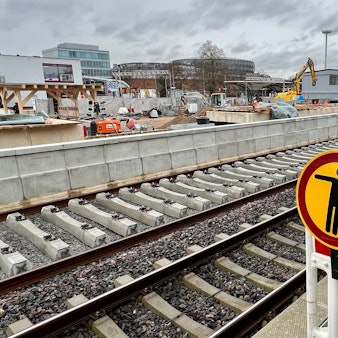 Ein ICE durchquert den Bahnhof Leverkusen-Mitte auf Gleis 2, im Hintergrund die Arbeiten am neuen Bahnsteig für S-Bahnen