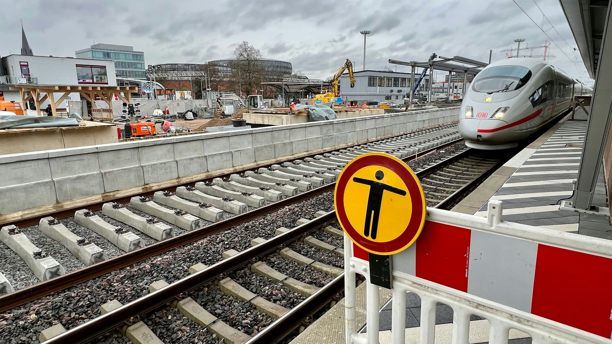 Ein ICE durchquert den Bahnhof Leverkusen-Mitte auf Gleis 2, im Hintergrund die Arbeiten am neuen Bahnsteig für S-Bahnen