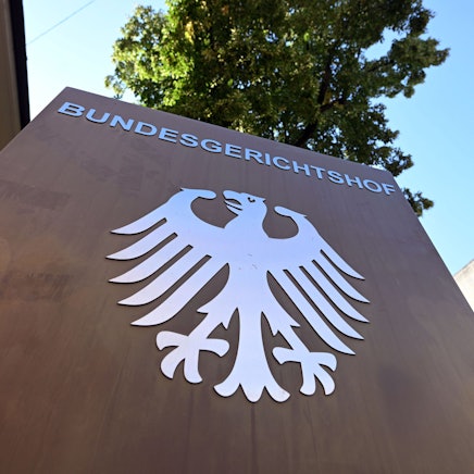 Ein Hinweisschild mit Bundesadler und dem Schriftzug "Bundesgerichtshof", aufgenommen vor dem Bundesgerichtshof (BGH).