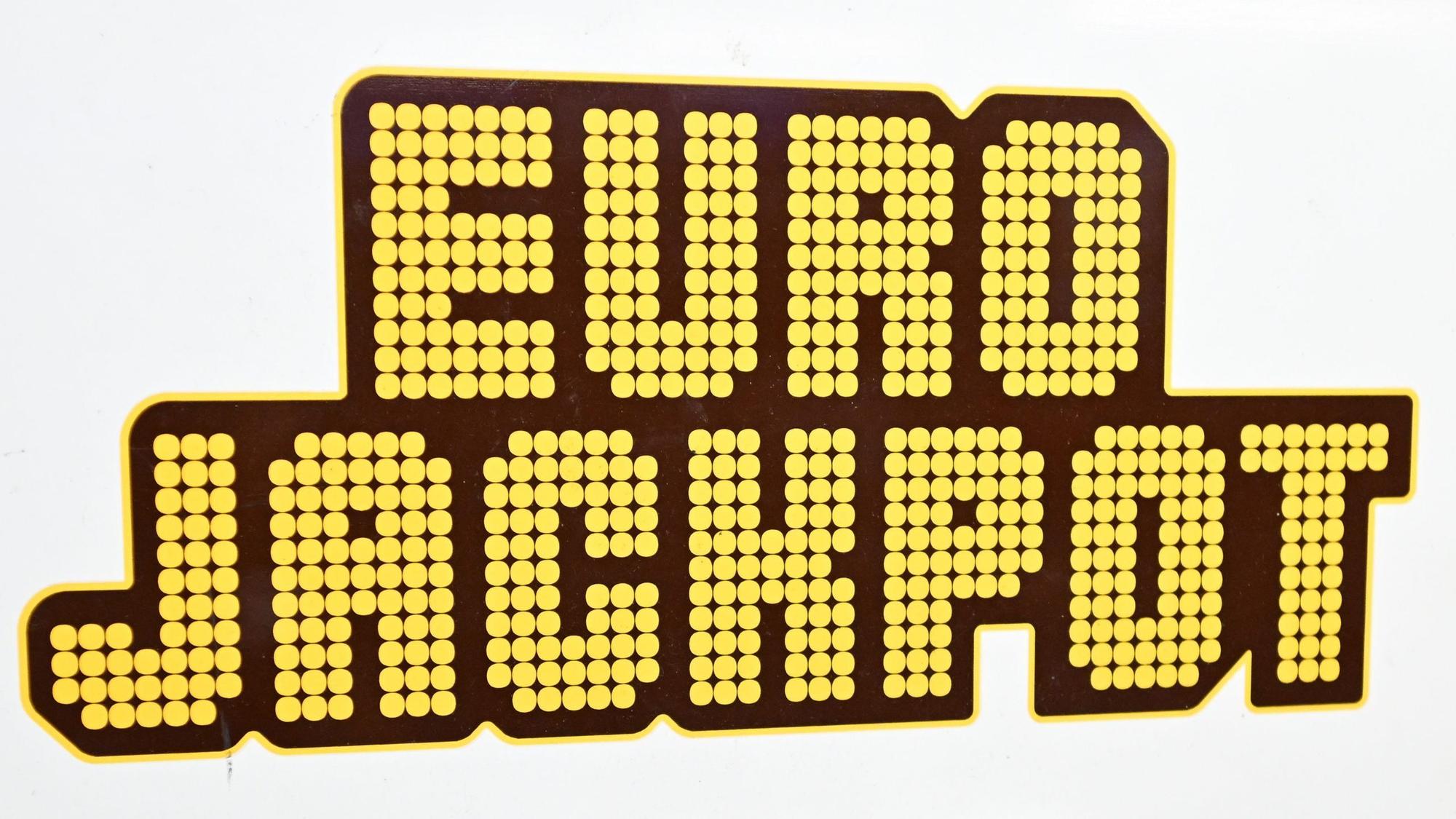 Eine Werbetafel für das Glücksspiel Euro Jackpot steht an einer Annahmestelle.