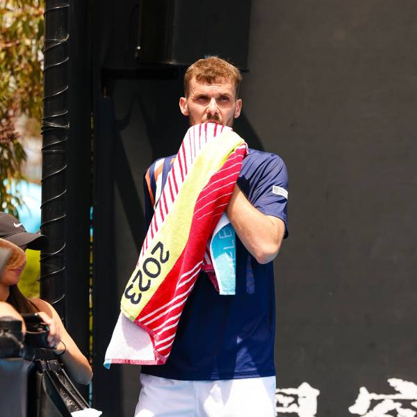 Tennisprofi Oscar Otte wischt sich mit einem Handtuch durchs Gesicht.