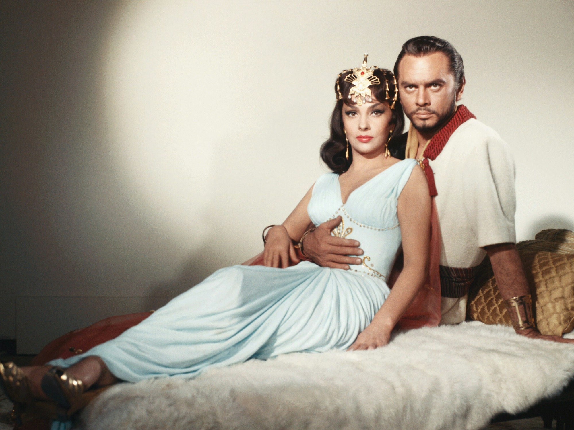 Gina Lollobrigida und Yul Brynner auf einem Sofa.