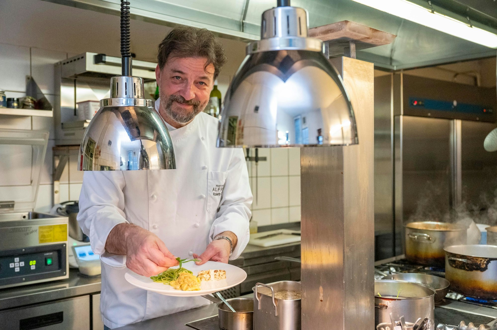 Roberto Carturan steht in der Küche seines Restaurants.