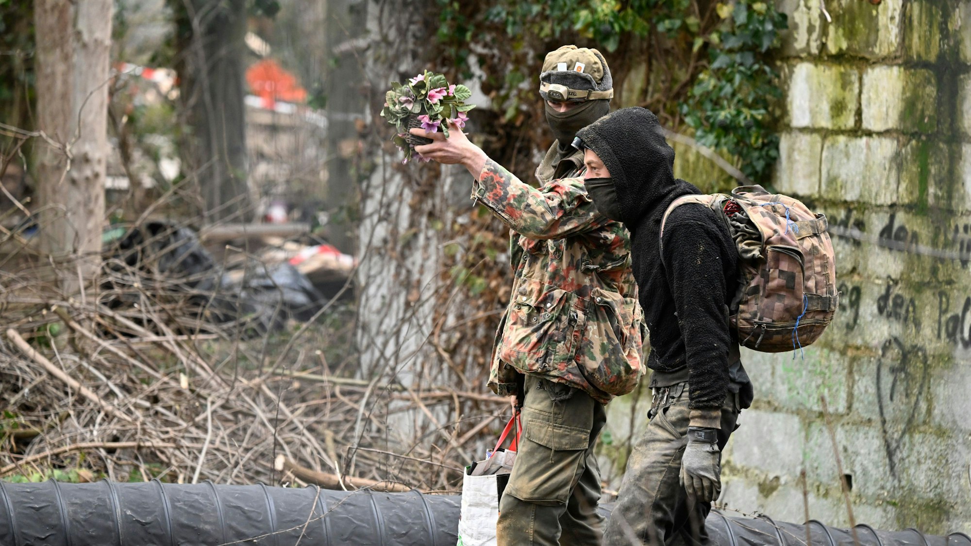 Fünf Tage nach Beginn der Räumung von Lützerath verlassen zwei noch verbliebene Klimaaktivisten einen unterirdischen Tunnel unter einem Gebäude in Lützerath.