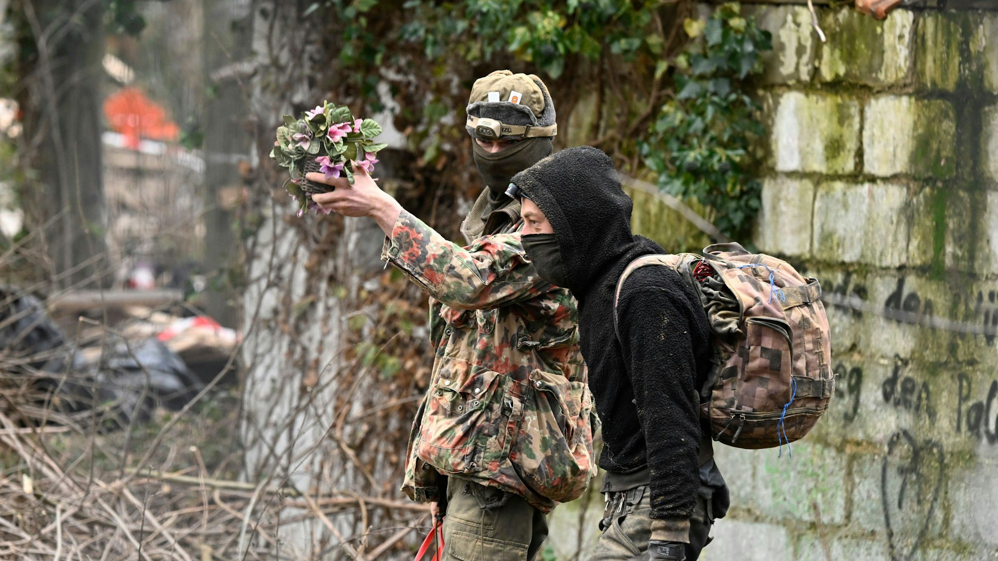 Fünf Tage nach Beginn der Räumung von Lützerath verlassen die zwei noch verbliebene Klimaaktivisten den unterirdischen Tunnel unter dem Braunkohledorf.