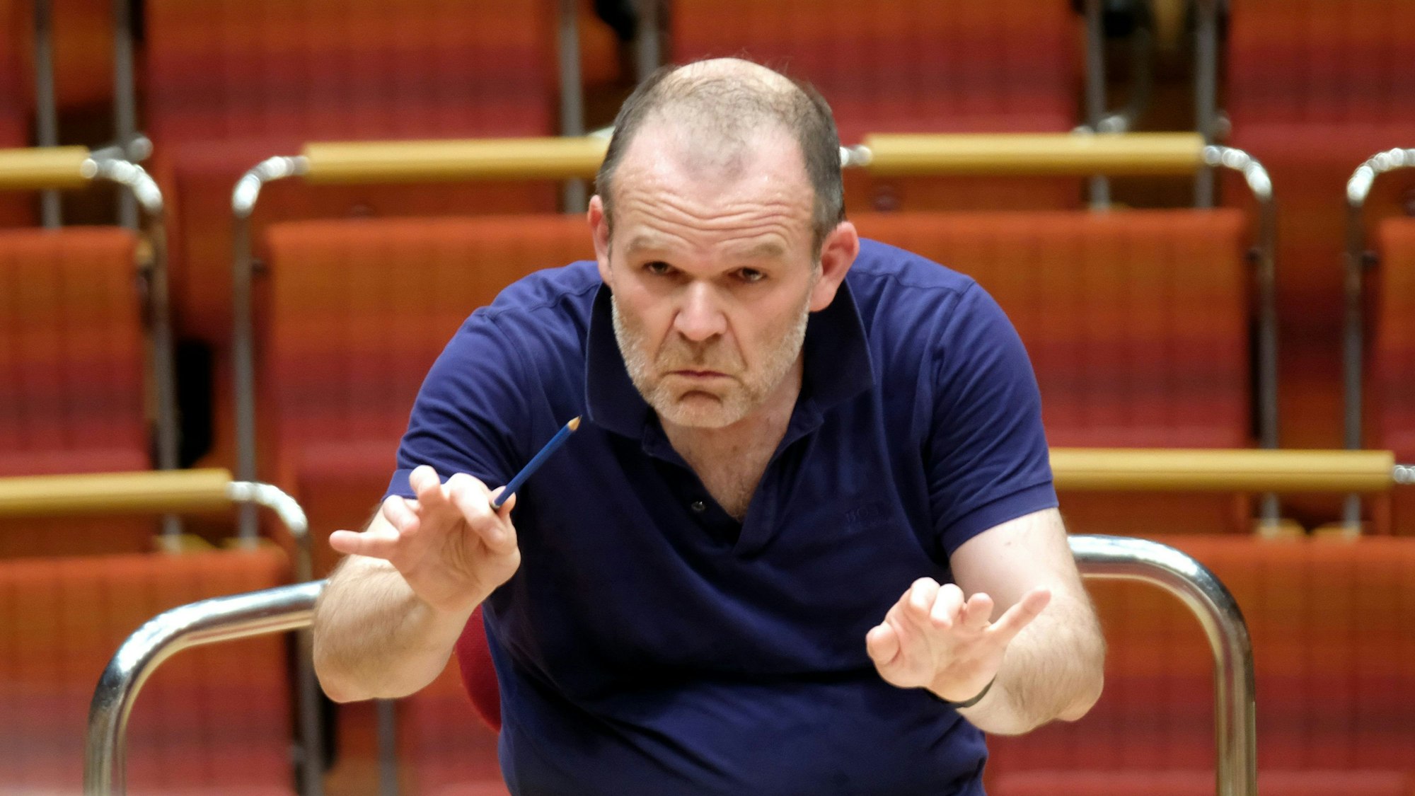 Generalmusikdirektor Francois-Xavier Roth bei der Probe mit dem Gürzenich Orchester.