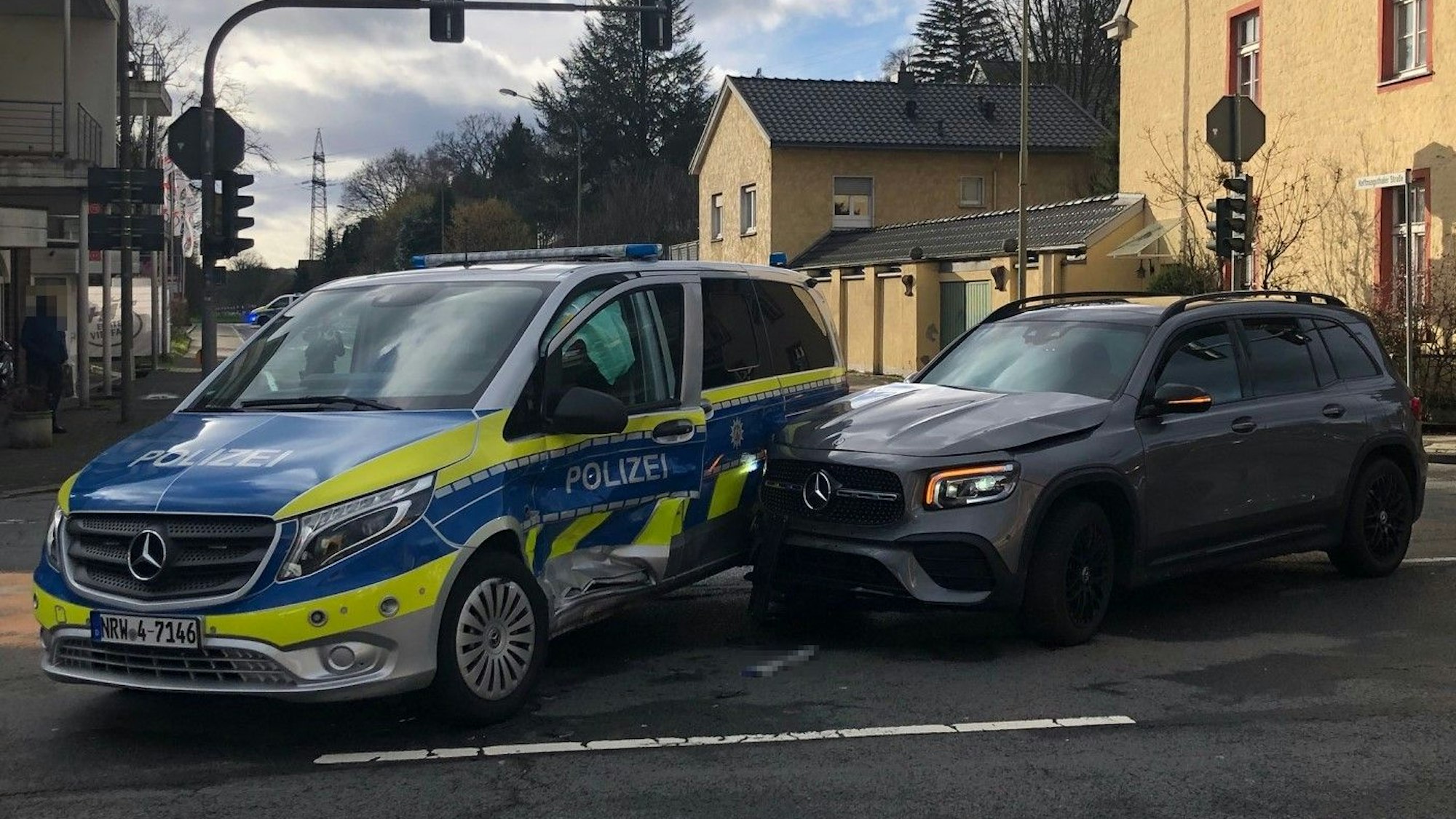 An einer Ampel stehen die ineinander gestoßenen Wagen.