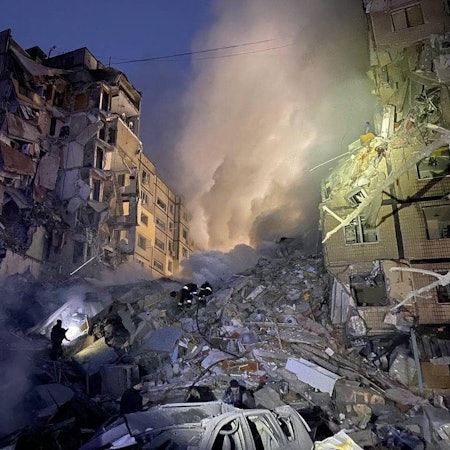 Ein Bild der Verwüstung zeigte sich Helfern nach dem Einschlag einer Rakete in einem Wohnhaus in Dnipro. Mindestens 40 Zivilisten verloren bei dem Angriff ihr Leben.