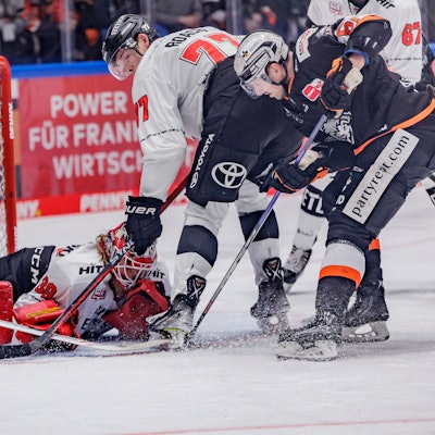 Mirko Pantkowski sicher den Puck.