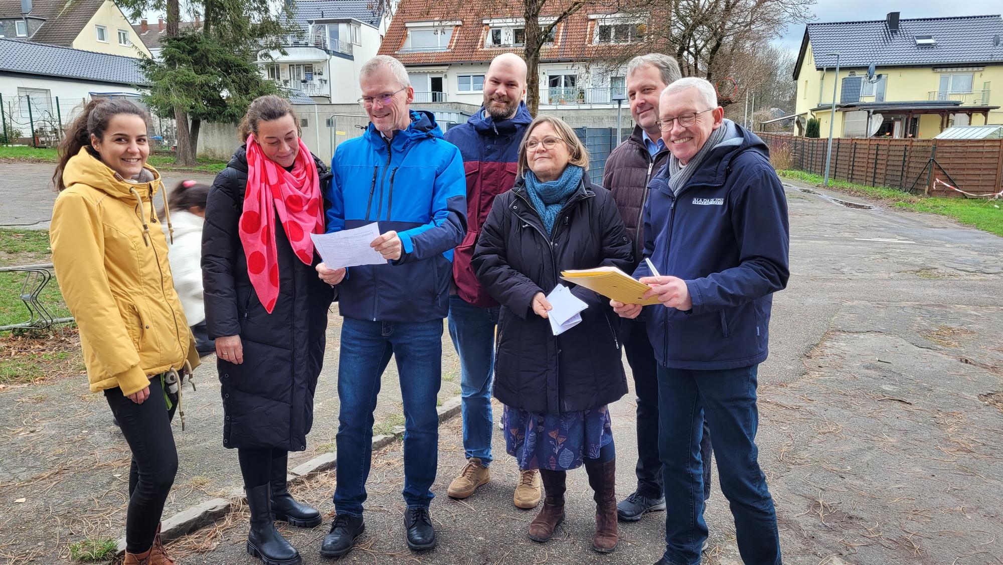 Bürgermeister Frank Stein (3.v.r.) beim Ortstermin auf dem Schulhof der GGS Gronau.
