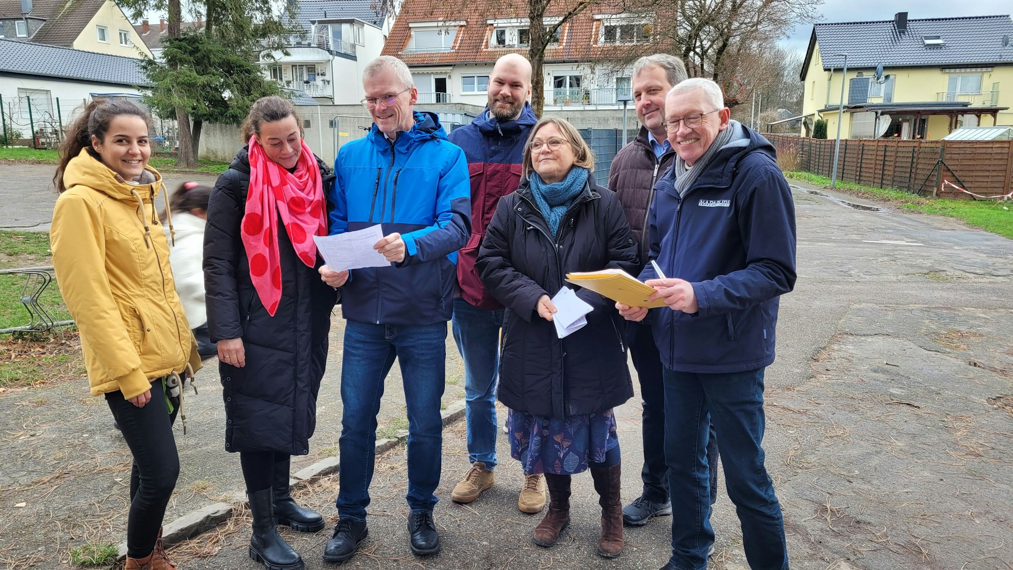 Bürgermeister Frank Stein (3.v.r.) beim Ortstermin auf dem Schulhof der GGS Gronau.