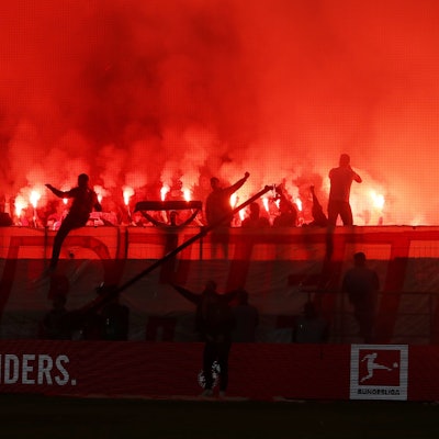 FC-Ultras zündeten beim Hinrundenspiel gegen Bayer Leverkusen im November 2022 Pyrotechnik auf der Kölner Südtribüner ab.
