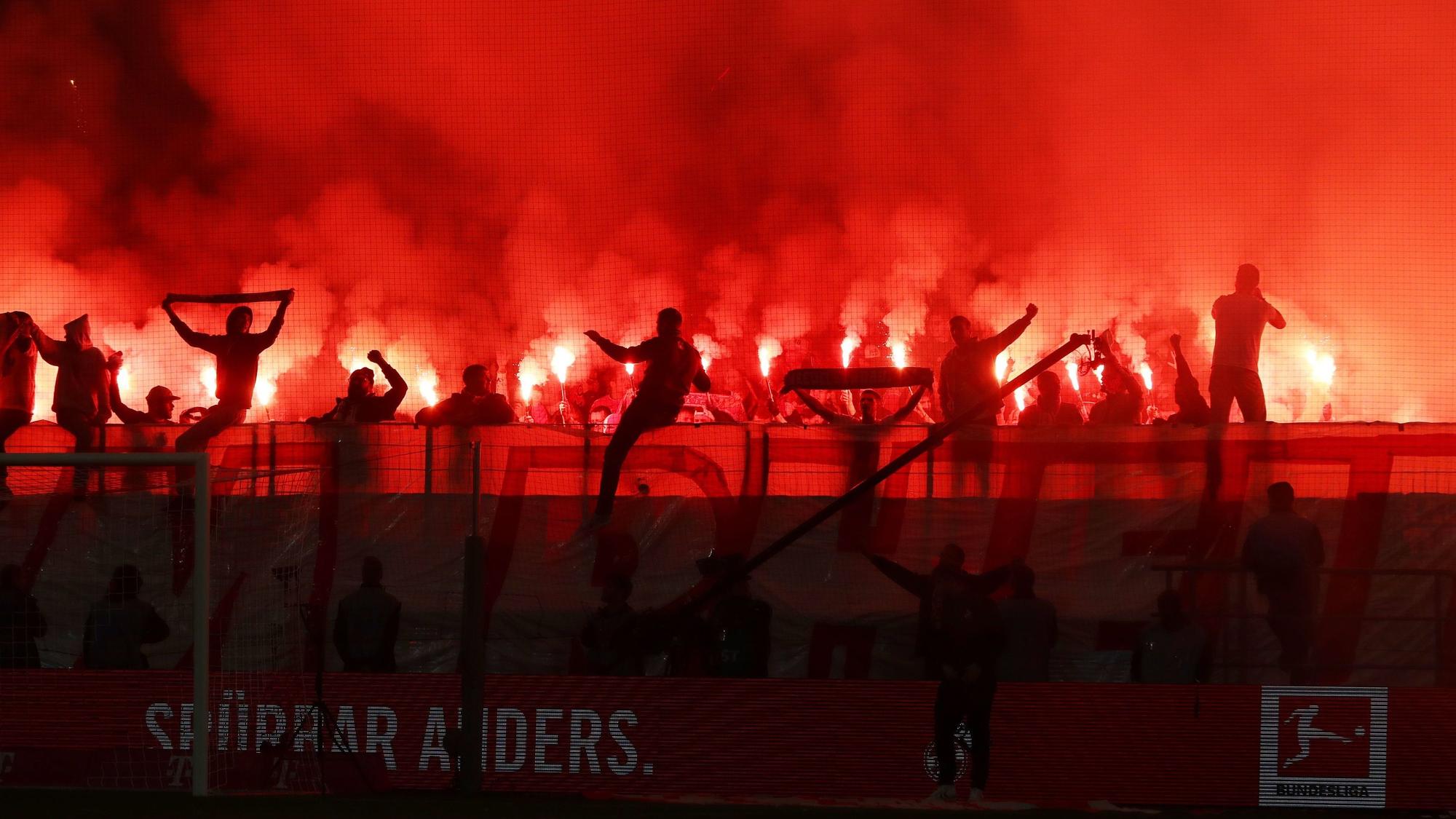 Fans des 1.FC Köln brennen beim Spiel gegen Bayer Leverkusen auf der Südtribüne in Köln Pyrotechnik ab.