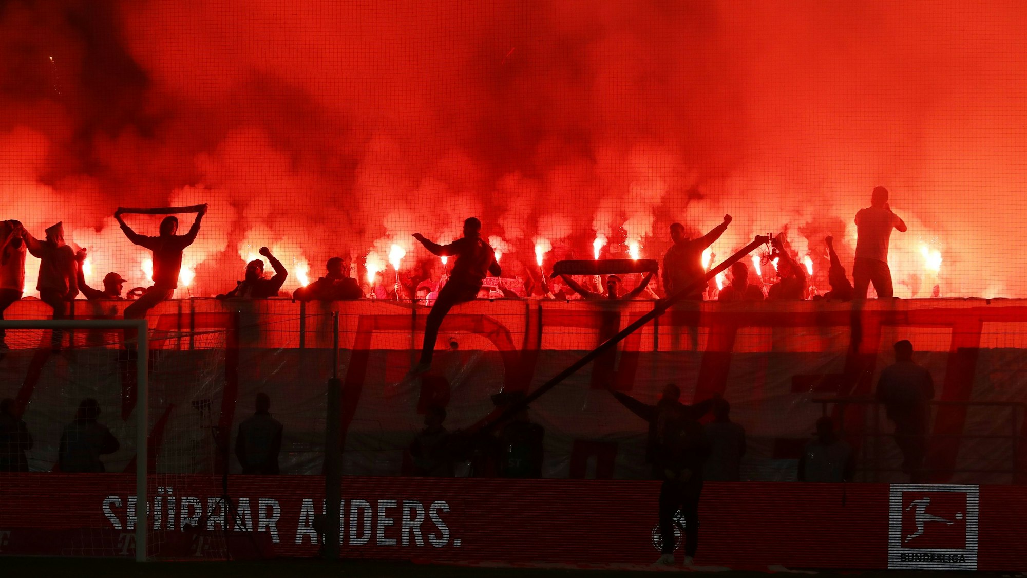 Fans des 1.FC Köln brennen beim Spiel gegen Bayer Leverkusen auf der Südtribüne in Köln Pyrotechnik ab.