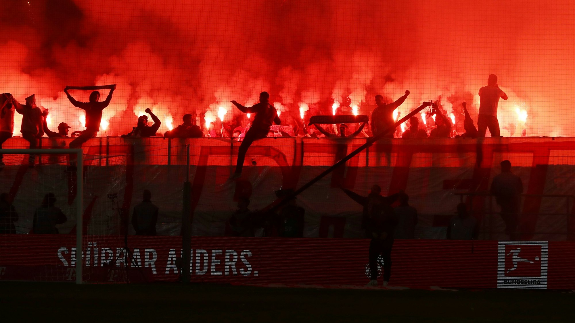 FC-Ultras zündeten beim Hinrundenspiel gegen Bayer Leverkusen im November 2022 Pyrotechnik auf der Kölner Südtribüner ab.