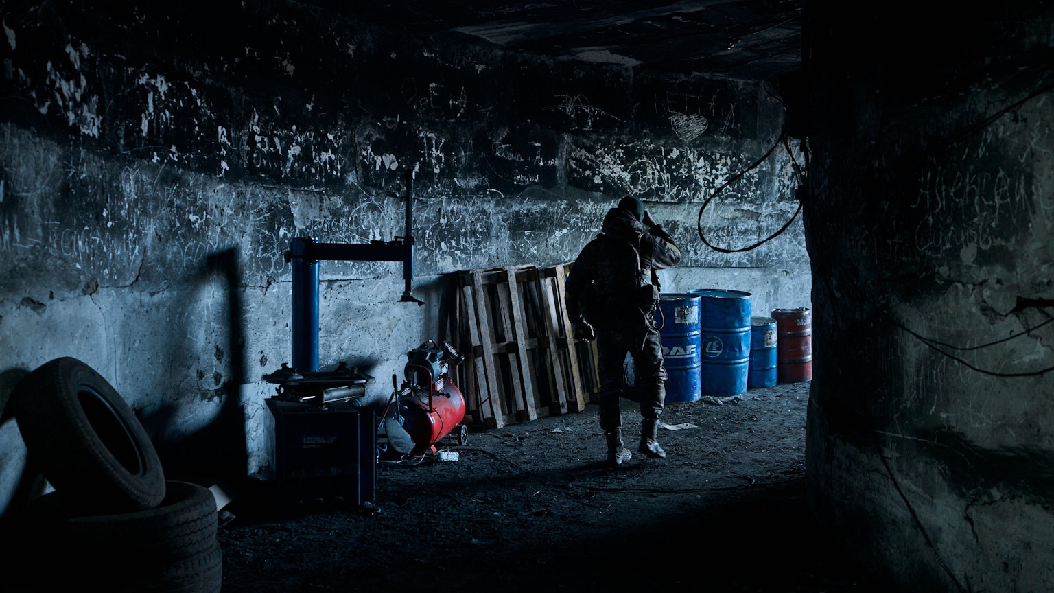 Ein Soldat geht in einer unterirdischen Kommandozentrale. (Symbolbild)