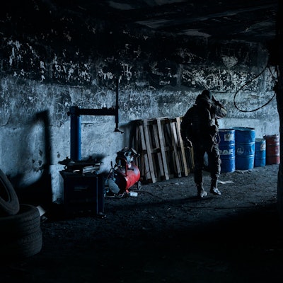 Ein Soldat geht in einer unterirdischen Kommandozentrale. (Symbolbild)