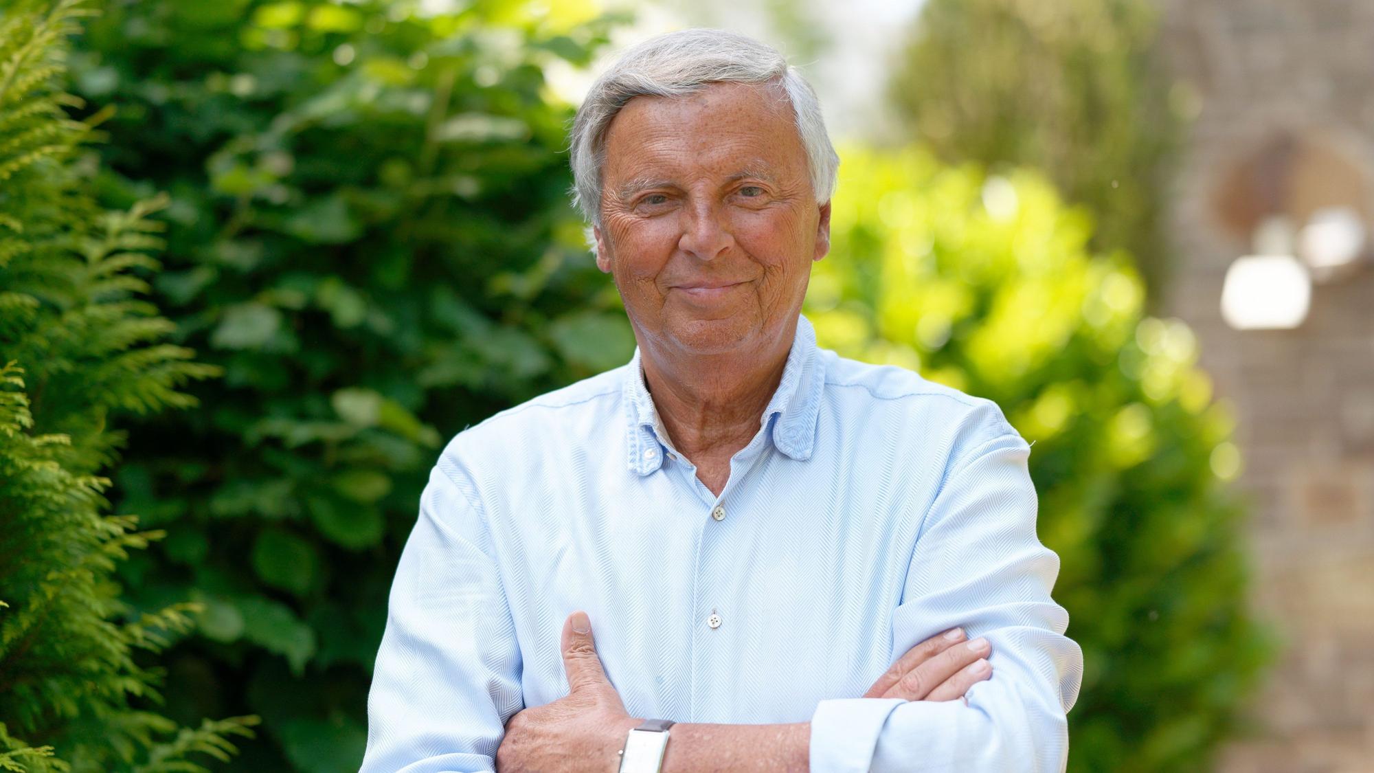 ARCHIV - 22.05.2022, Nordrhein-Westfalen, Bergisch Gladbach: Wolfgang Bosbach (CDU), ehemaliger Bundestagsabgeordneter, sitzt im Garten eines Hotels. (zu dpa "Familie noch größer: Wolfgang Bosbach wird wieder Opa") Foto: Henning Kaiser/dpa +++ dpa-Bildfunk +++