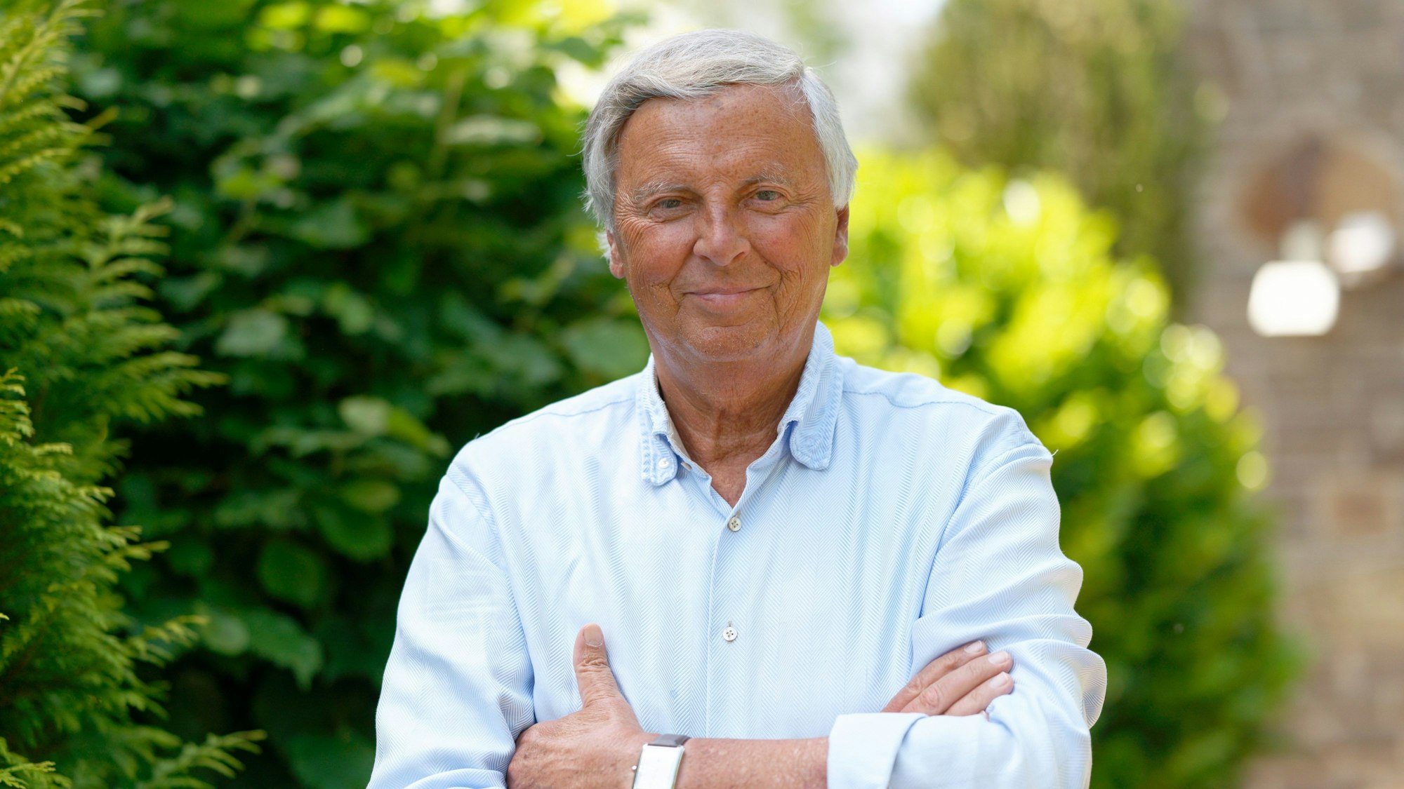 ARCHIV - 22.05.2022, Nordrhein-Westfalen, Bergisch Gladbach: Wolfgang Bosbach (CDU), ehemaliger Bundestagsabgeordneter, sitzt im Garten eines Hotels. (zu dpa "Familie noch größer: Wolfgang Bosbach wird wieder Opa") Foto: Henning Kaiser/dpa +++ dpa-Bildfunk +++