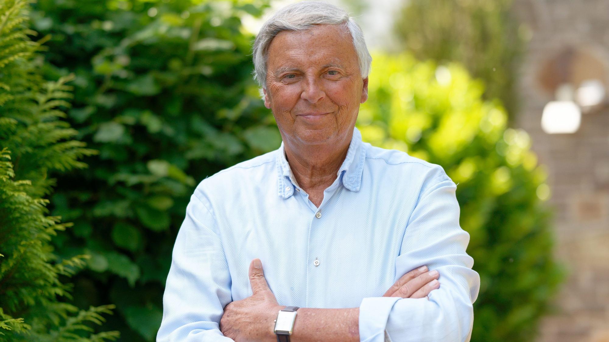 Wolfgang Bosbach (CDU), ehemaliger Bundestagsabgeordneter, sitzt im Garten eines Hotels in Bergisch Gladbach.