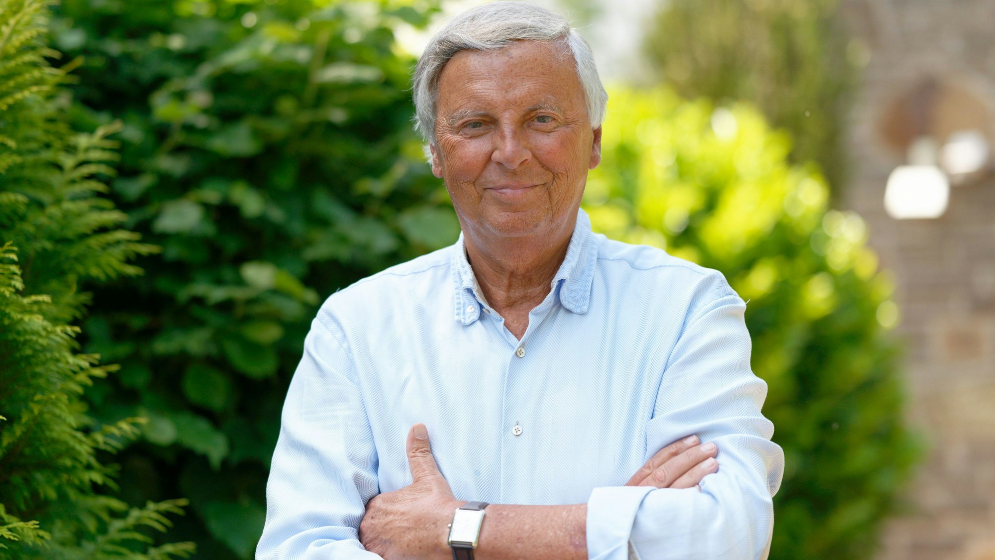 Wolfgang Bosbach (CDU), ehemaliger Bundestagsabgeordneter, sitzt im Garten eines Hotels in Bergisch Gladbach.