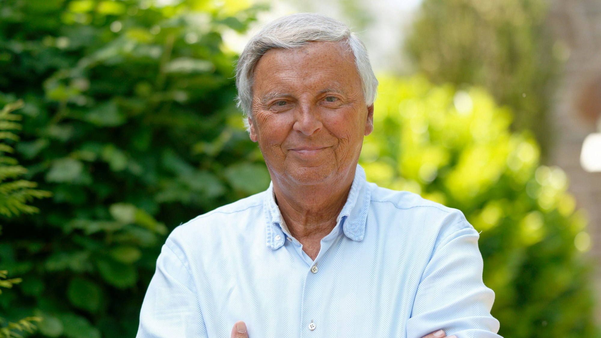 ARCHIV - 22.05.2022, Nordrhein-Westfalen, Bergisch Gladbach: Wolfgang Bosbach (CDU), ehemaliger Bundestagsabgeordneter, sitzt im Garten eines Hotels. (zu dpa "Familie noch größer: Wolfgang Bosbach wird wieder Opa") Foto: Henning Kaiser/dpa +++ dpa-Bildfunk +++