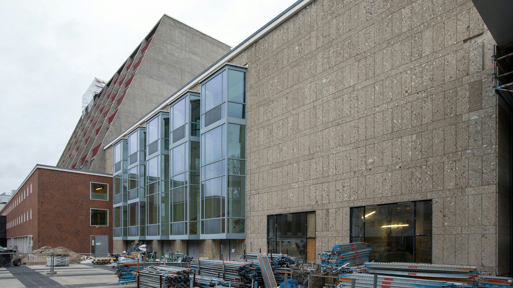 Das Bild zeigt die Baustelle am Opernhaus von außen.