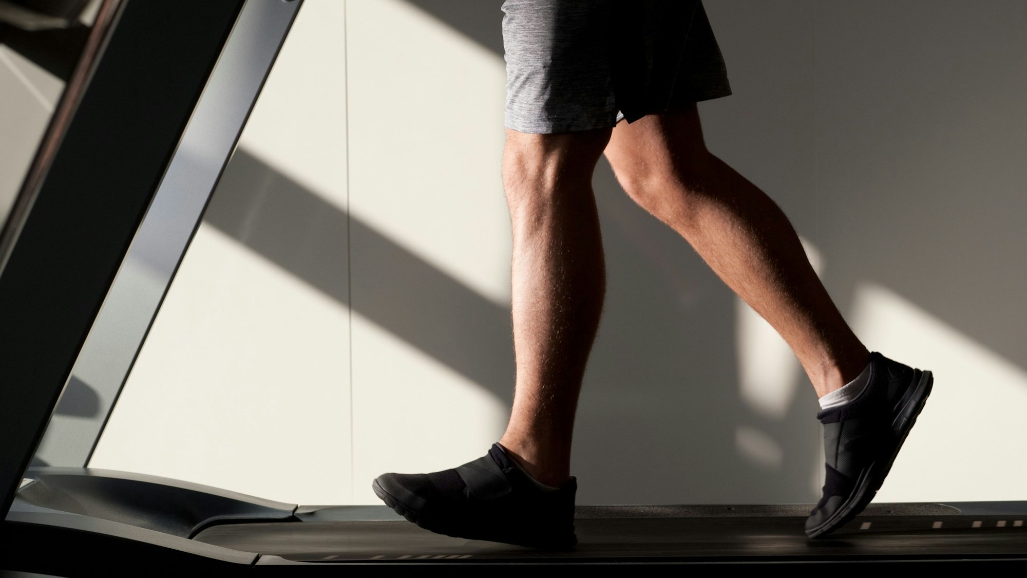 Ein Mann trainiert auf einem Laufband.