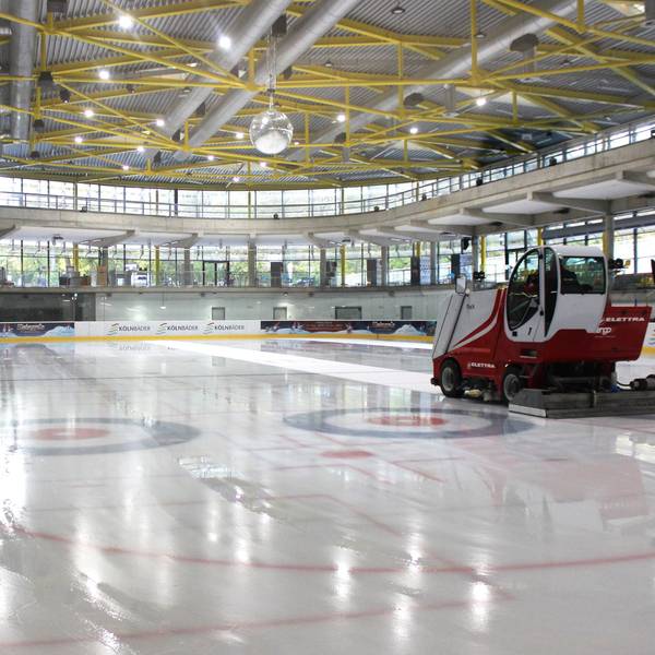 Eine Eisbearbeitungsmaschine glättet das Eis im Lentpark in Köln.