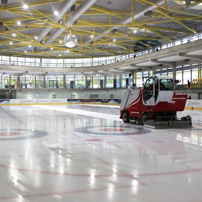 Eine Eisbearbeitungsmaschine glättet das Eis im Lentpark in Köln.