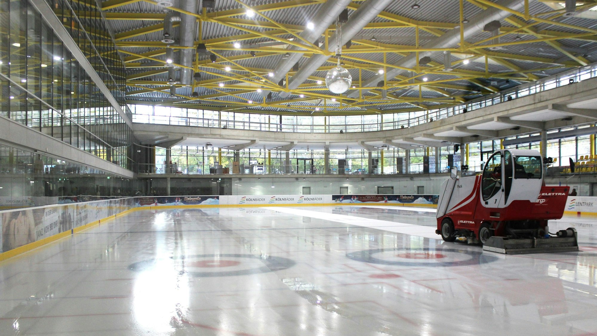 Zu sehen ist die Eisbahn im heutigen Kölner Lentpark.
