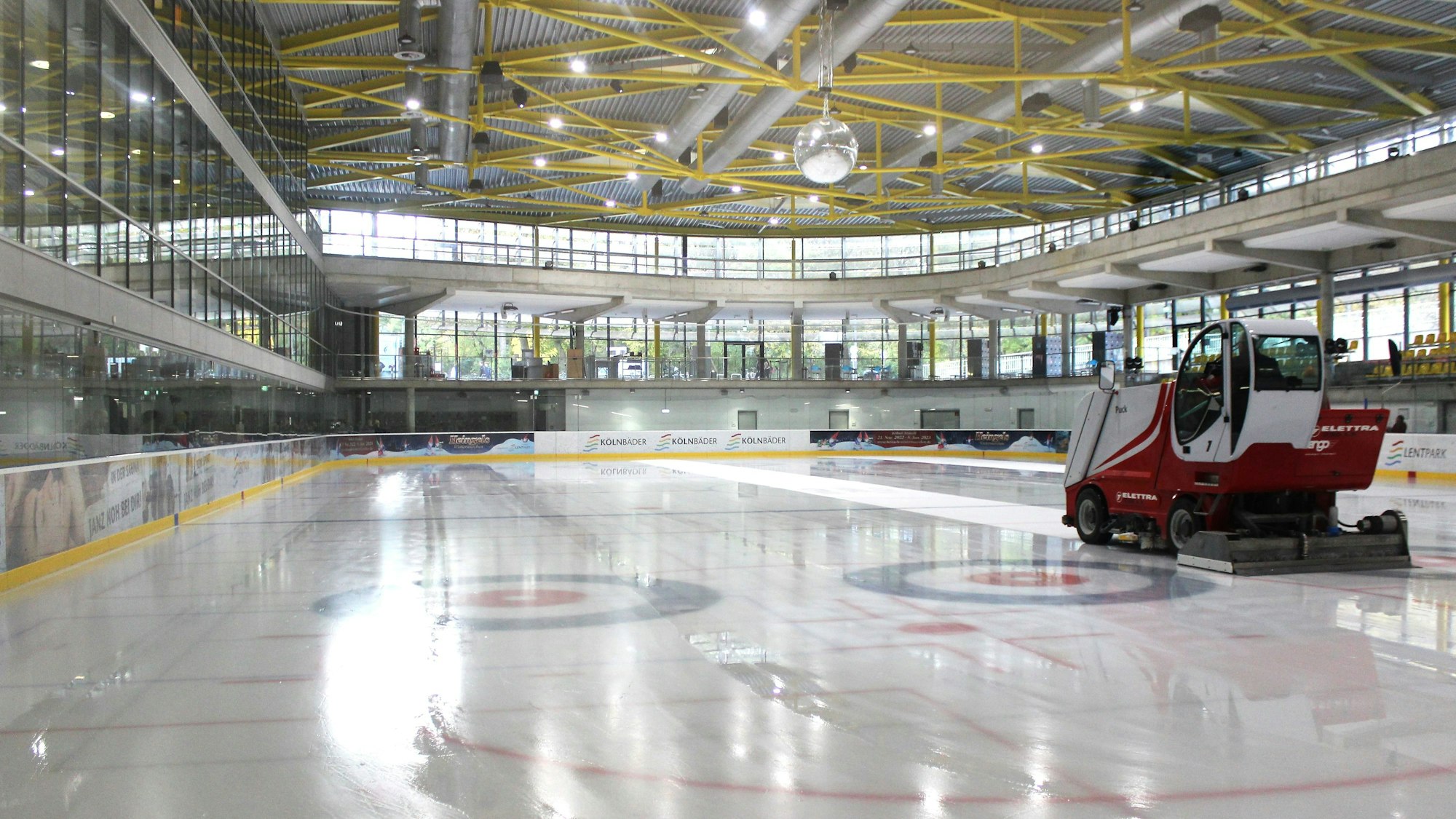 Eine Eisbearbeitungsmaschine glättet das Eis im Lentpark in Köln.