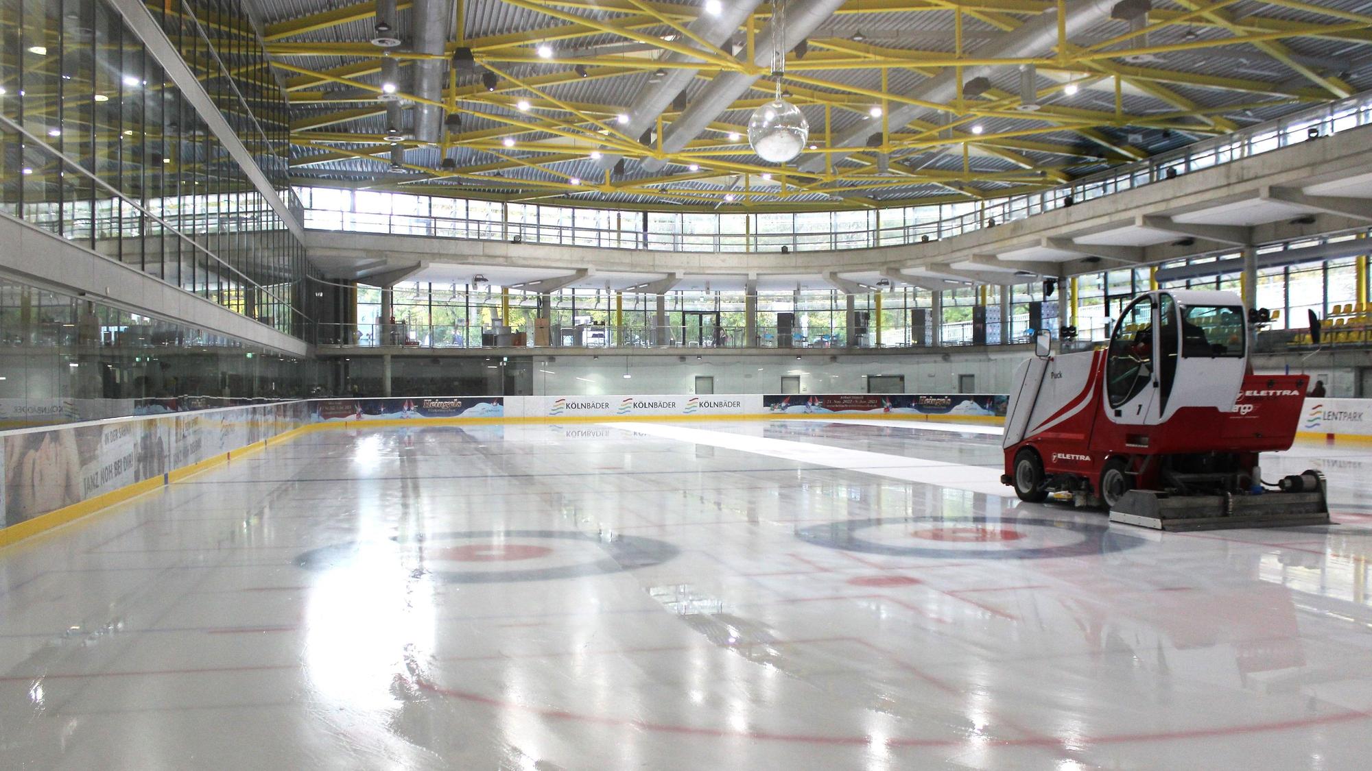 Eishalle von innen