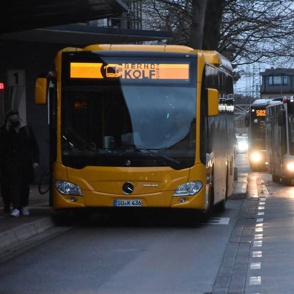 Busse parken und fahren am Bahnhof in Siegburg.