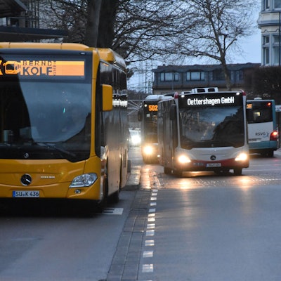 Busse parken und fahren am Bahnhof in Siegburg.